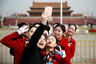 Hostessen posieren auf dem abgesperrten Tian’anmen-Platz