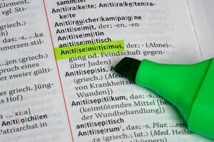 In einem Wörterbuch ist das Wort Antisemitismus mit grünem Marker markiert.