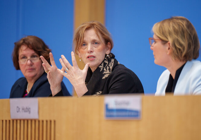 Zu sehen sind die Bildungsministerinnen von Rheinland-Pfalz, Baden-Württemberg und Schleswig-Holstein, Stefanie Hubig (SPD), Theresa Schopper (Grüne) und Karin Prien (CDU), bei einer Pressekonferenz.