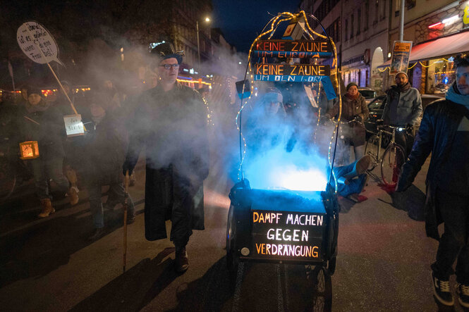 Mieter protestieren mit dem jährlichen Laternenumzug Kiezdrachen (Neighborhood Dragons) der Bürgerinitiative Bizim Kiez in Berlin-Kreuzberg gegen Mietsteigerungen und Verdrängung.