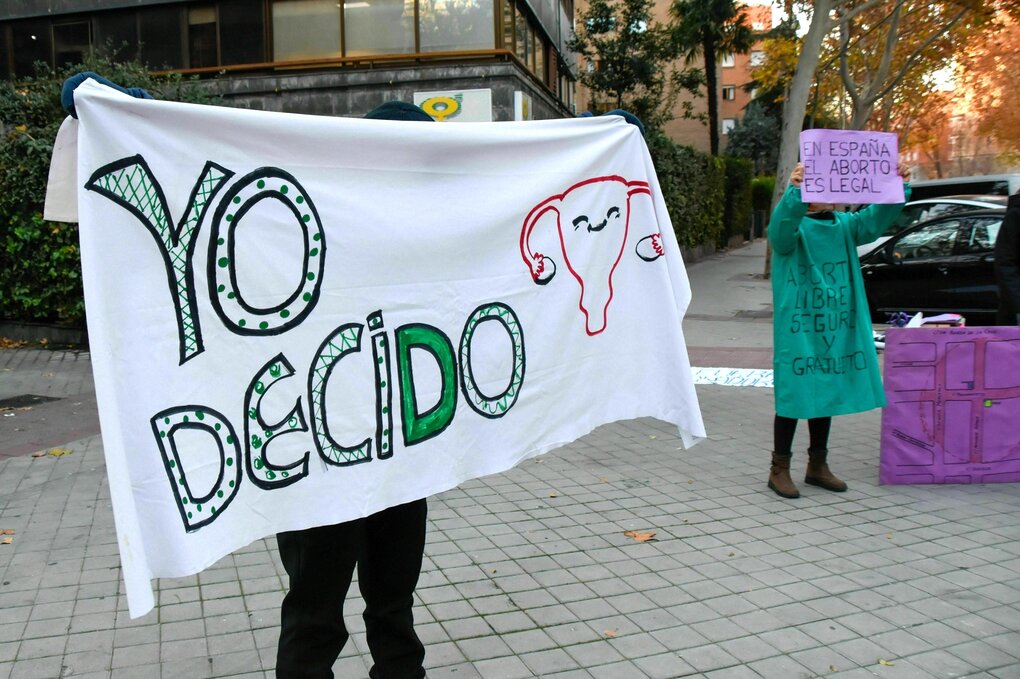 Feministinnen stehen mit Plakaten vor einer Klinik und verteidigen das Recht auf Abtreibung: Ich entscheide