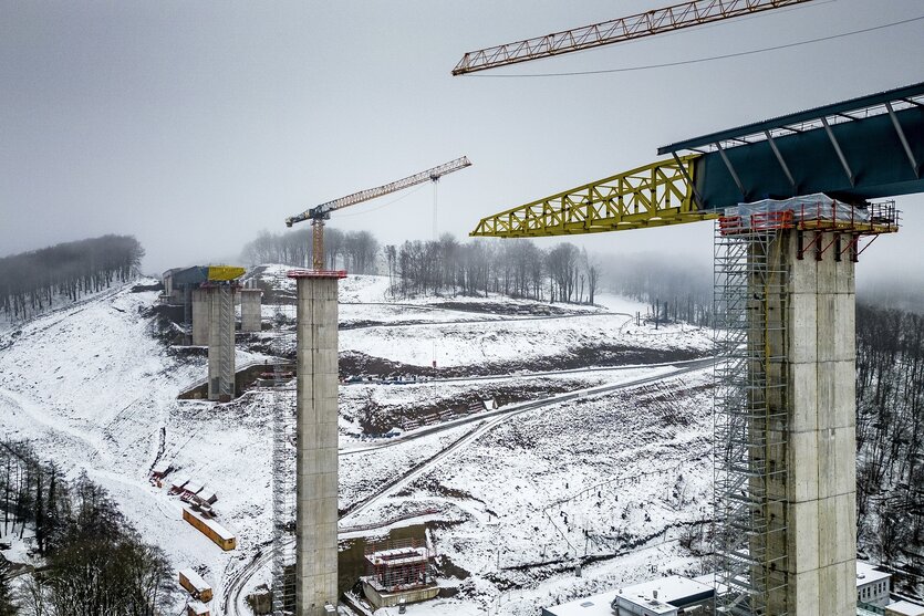 Eine Brückenbaustelle in Schneelandschaft