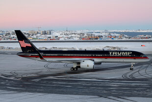 Ein Flugzeug mit der Aufschrift "Trump" auf einer eisigen Landebahn