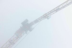 Ein Baukran im Nebel