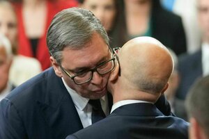 Aleksandar Vucic küsst Milos Vucevic auf die Wange