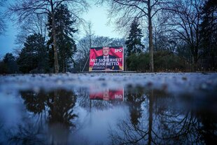 Ein Wahlplakat zeigt Olaf Scholz und hat die Aufschrift "Mit Sicherheit mehr Netto"