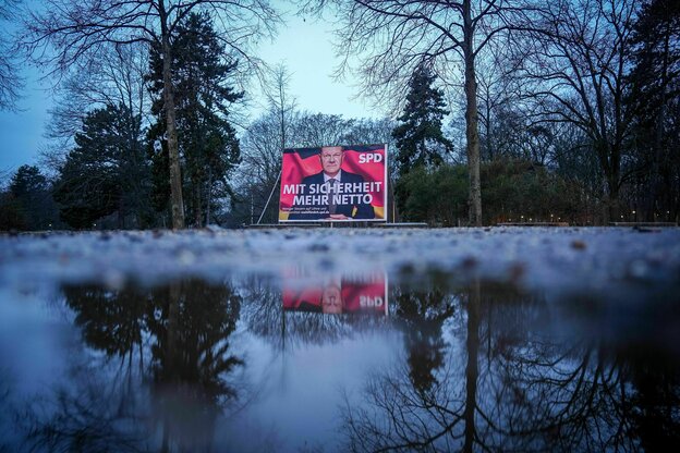 Ein Wahlplakat zeigt Olaf Scholz und hat die Aufschrift 