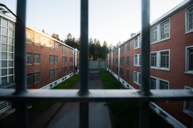 Ein Innenhof der Abschiebehaftanstalt Büren fotografiert durch ein Fenstergitter