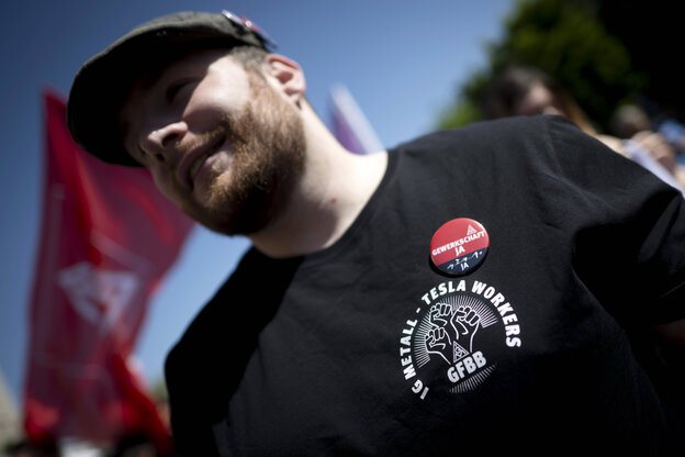 Demonstrant mit Logo IG Metall Tesla Workers GFBB Gewerkschaft