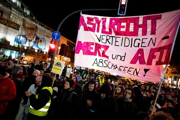 Demo vor CDU-Parteizentrale mit Banner Asylrecht verteidigen