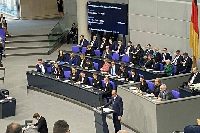 Merz am Redepult im Bundestag