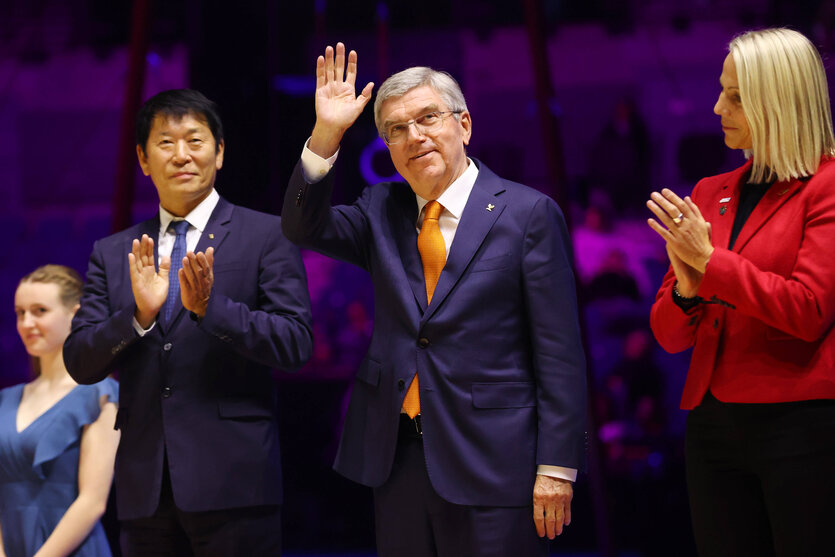 Lobbyist des Turnsports: Morinari Watanabe (l.) mit dem noch amtierenden IOC-Chef Thomas Bach (M.).