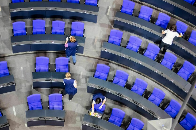 Blick in den Plenarsaal des Bundestages, Reinigungskräfte bei der Arbeit.