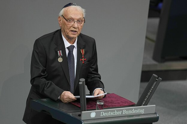 Ein Mann mit Kippa an einem Rednerpult im Deutschen Bundestag