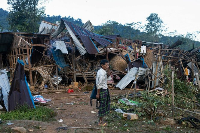 Ein Mann steht vor vom Militär zerstörten Häusern in der von Rebellen kontrollierten Kleinstadt Laiza im nördlichen Kachin-Staat