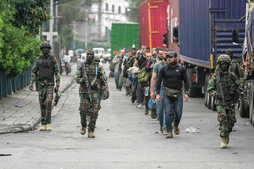 M23-Rebellen lassen gefangene rumänische Söldner frei, die an der Seite der Armee der Demokratischen Republik Kongo (FRDC) am Grenzpunkt Gisenyi im Kongo kämpften