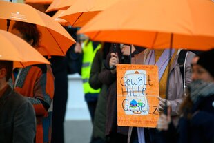 "Gewalthilfegesetz muss kommen" steht auf einem Schild einer Teilnehmerin einer Aktion vom Landesfrauenrat Sachsen-Anhalt.