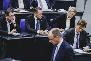 Friedrich Merz, CDU-Parteivorsitzender, und die AfD-Fraktion, aufgenommen im Rahmen der Sitzung des Deutschen Bundestages mit der Regierungserklaerung des Bundeskanzlers zu aktuellen innenpolitischen Themen in Berlin, 29.01.2025