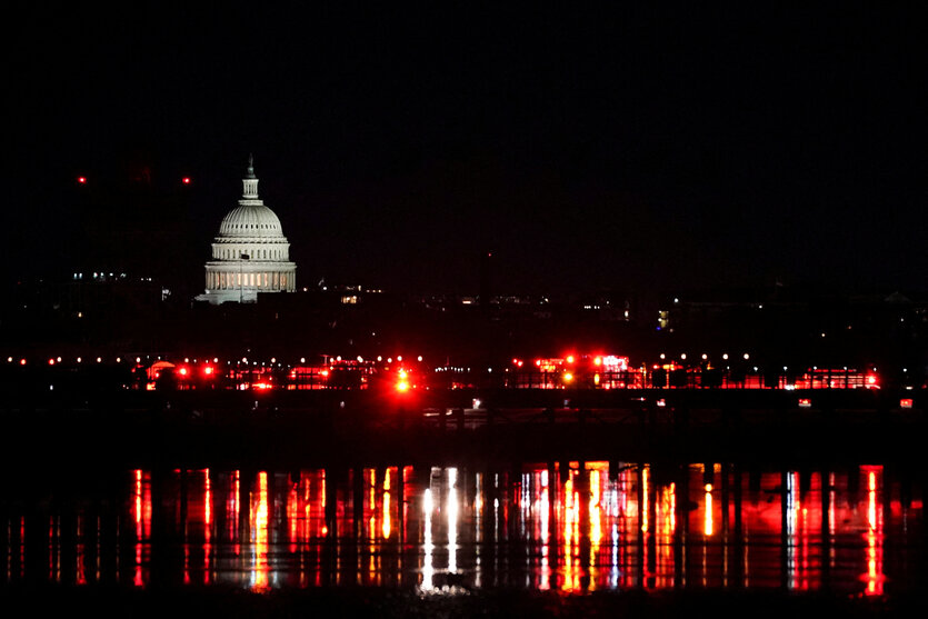 Über dem Potomacfluss leuchten Lichter von Rettungswagen