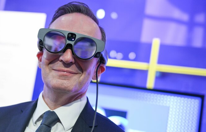 Volker Wissing freut sich mit VR-Brille