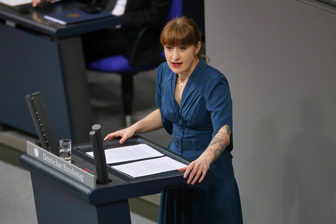 Heide Reichinnek am Pult im Bundestag