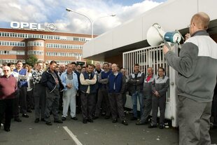 Demonstration an einem Opel-Standort.