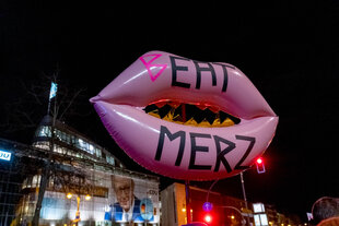 Die Kundgebung Brandmauer statt Brandstifter am Mittwoch (29.01.2025) mit einem Luftballon mit der Aufschrift Beat Merz vor der CDU Zentrale in Berlin.