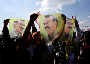 Fahnen mit einem Porträt des inhaftierten Führers der Arbeiterpartei Kurdistans (PKK), Abdullah Öcalan bei einer Kundgebung in Istanbul