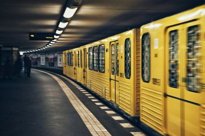 Berliner U-Bahn bei Nacht