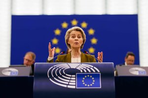 Ursula von der Leyen (CDU), Präsidentin der Europäischen Kommission, steht im Gebäude des Europäischen Parlaments und spricht