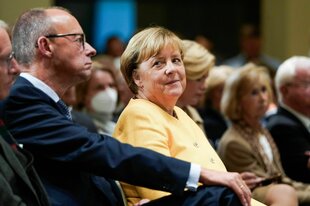 Angela Merkel, Bundeskanzlerin a. D. blickt auf Vorsitzenden der CDU Deutschland Friedrich Merz