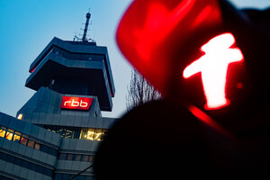 Das gebäude des rbb mit einer Roten Ampel im Vordergrund