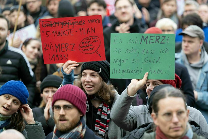 Teilnehmer einer Demonstration gegen die Bundestags-Abstimmung zur Migrationspolitik halten ein Schild mit der Aufschrift «5-Punkte-Plan»