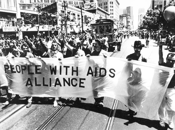 Historisches Foto einer Demonstration mit Trasparent.