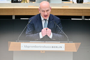 Das Foto zeigt Berlins Regierungschef Kai Wegner (CDU) am Rednerpult des Abgeordnetenhauses