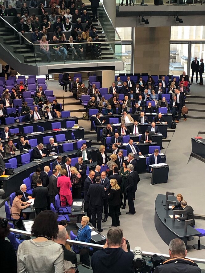 Im Bundestag: eine Gruppe von Menschen stehen zusammen.