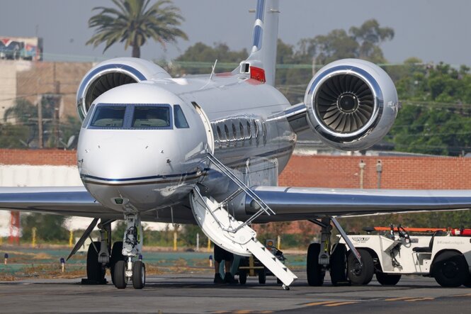 Ein Flugzeug mit ausgefahrener Fluggasttreppe