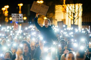 Demonstration mit Schildern und Lampen.