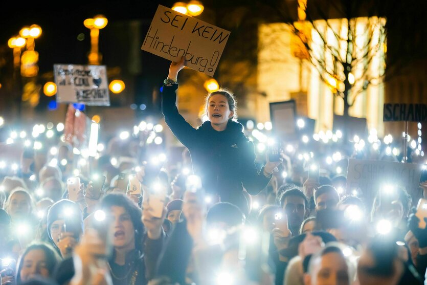 Demonstration mit Schildern und Lampen.