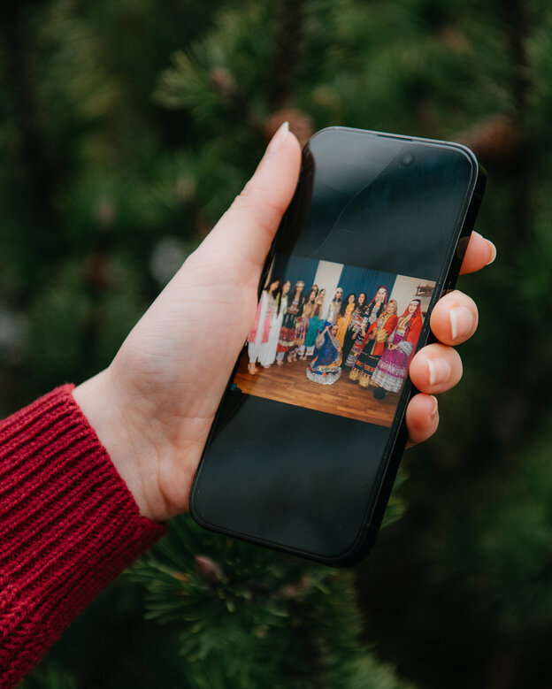 Lava Mohammadi zeigt das Bild einer Veranstaltung auf ihrem Handy