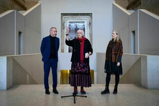 Hermann Parzinger, Präsident der Stiftung Preußischer Kulturbesitz, Claudia Roth , Staatsministerin für Kultur und Medien und Marion Ackermann bei einer Pressekonferenz.