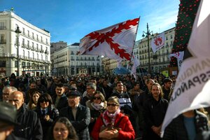 Flagge der Tercios de Flandes weht auf der Plaza de la Puerta del Sol während einer Kundgebung