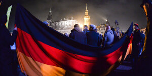 Pegida-Anhänger mit einer Deutschland-Fahne in Dresden.