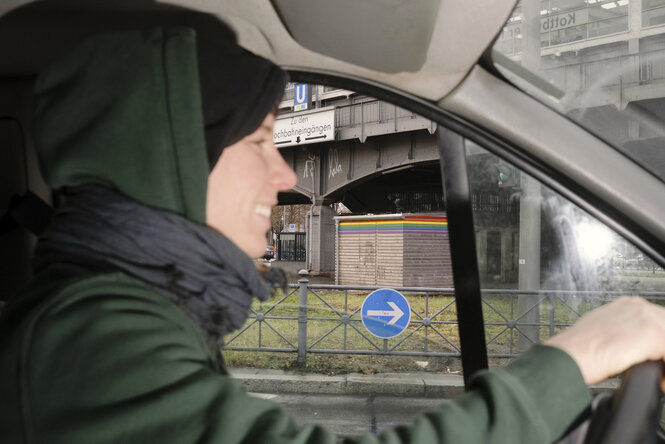 Viktoria Salzmann, Mitarbeiterin der Berliner Firma EcoToiletten, fährt mit dem Auto zum Kotti