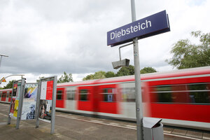 Eine Bahn fährt am Bahnhof 