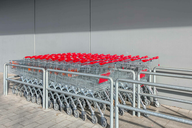 Einkaufswagen vor einem Supermarkt.