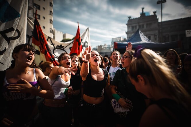 Protestierende junge Frauen in Buenos Aires