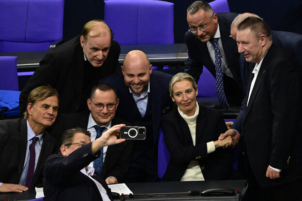 Teile der AfD-Fraktion, darunter Alice Weidel und Timo Chrupalla, machen ein Selfie im Bundestag