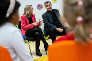 Bayerns Kultusministerin Anna Stolz (Freie Wähler) und Ministerpräsident Markus Söder (CSU)