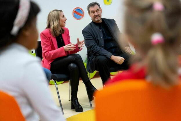 Bayerns Kultusministerin Anna Stolz (Freie Wähler) und Ministerpräsident Markus Söder (CSU)